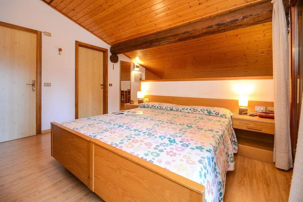 Camera dello chalet con soffitto in legno