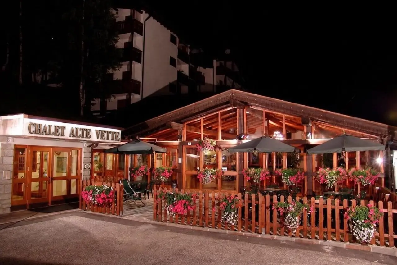 L’ingresso di Chalet Alte Vette illuminato di sera